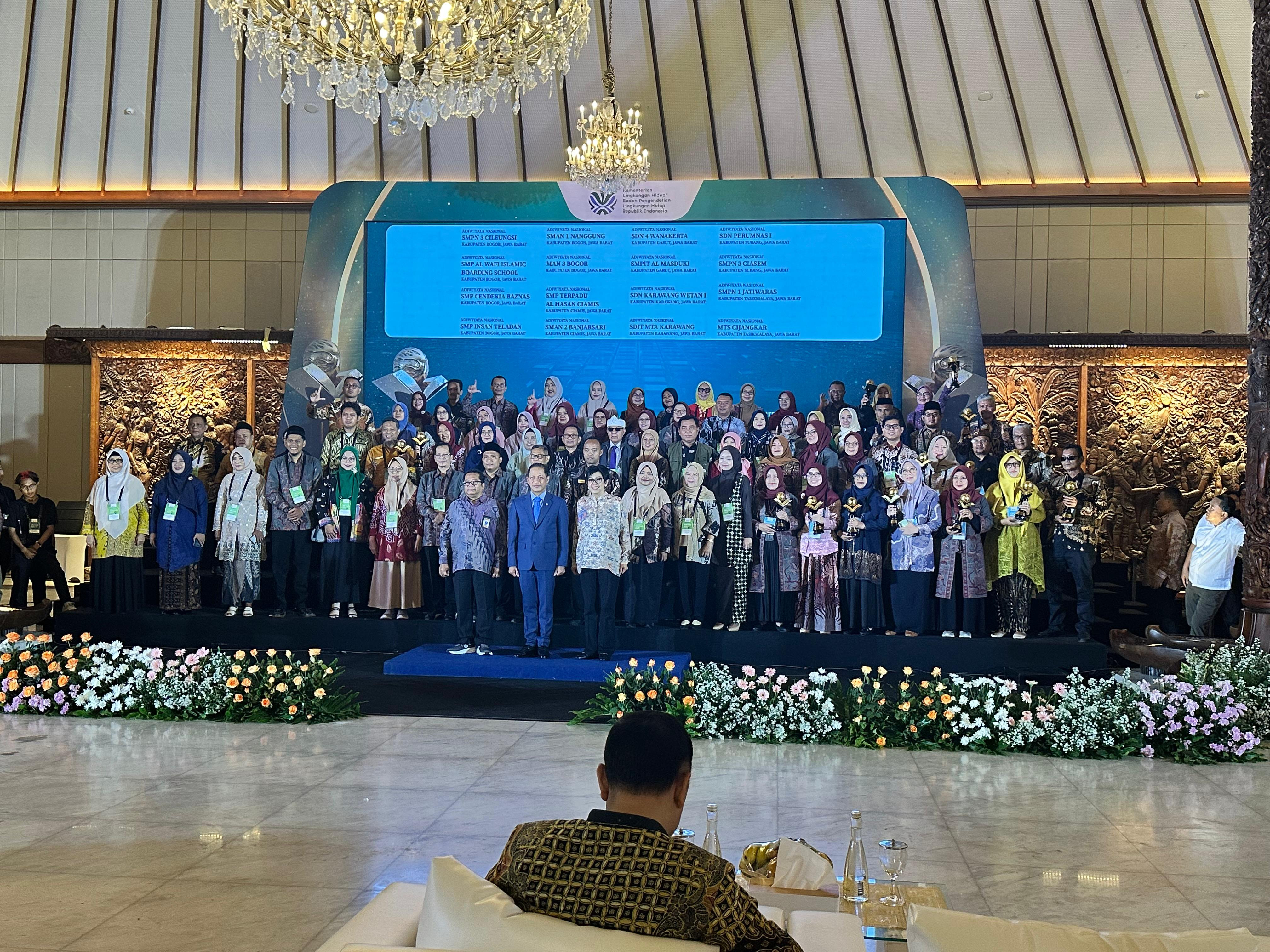 Lima Sekolah Kota Bekasi Raih Penghargaan Adiwiyata Nasional dan Mandiri 2025