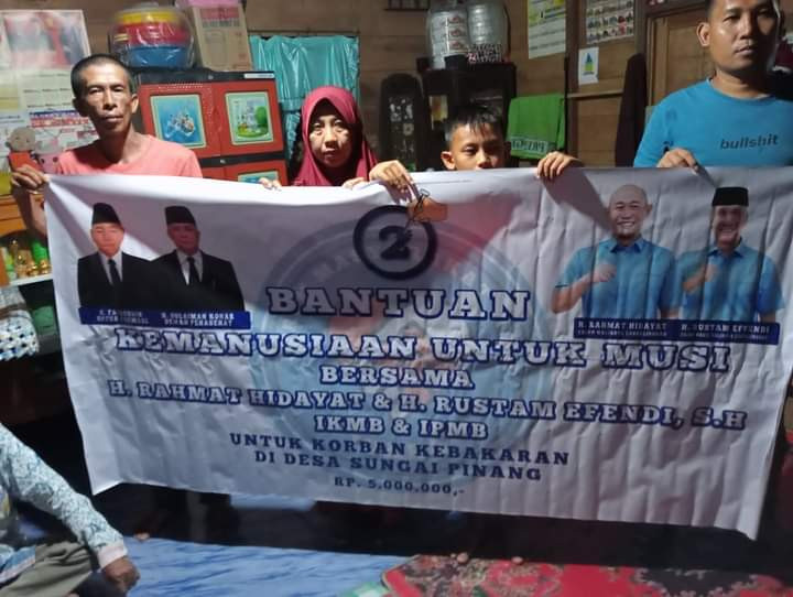 Formasi Serahkan Bantuan dari Yoppy-Rustam untuk Korban Kebakaran di Sungai Pinang