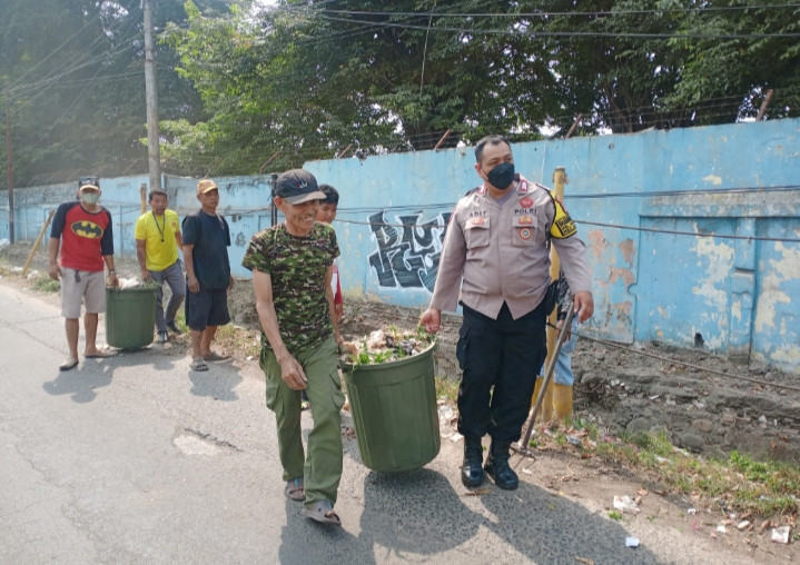 Bhabinkamtibmas Kel. Wanasari Ikuti Giat Jumsih di Jl. Bosih Raya