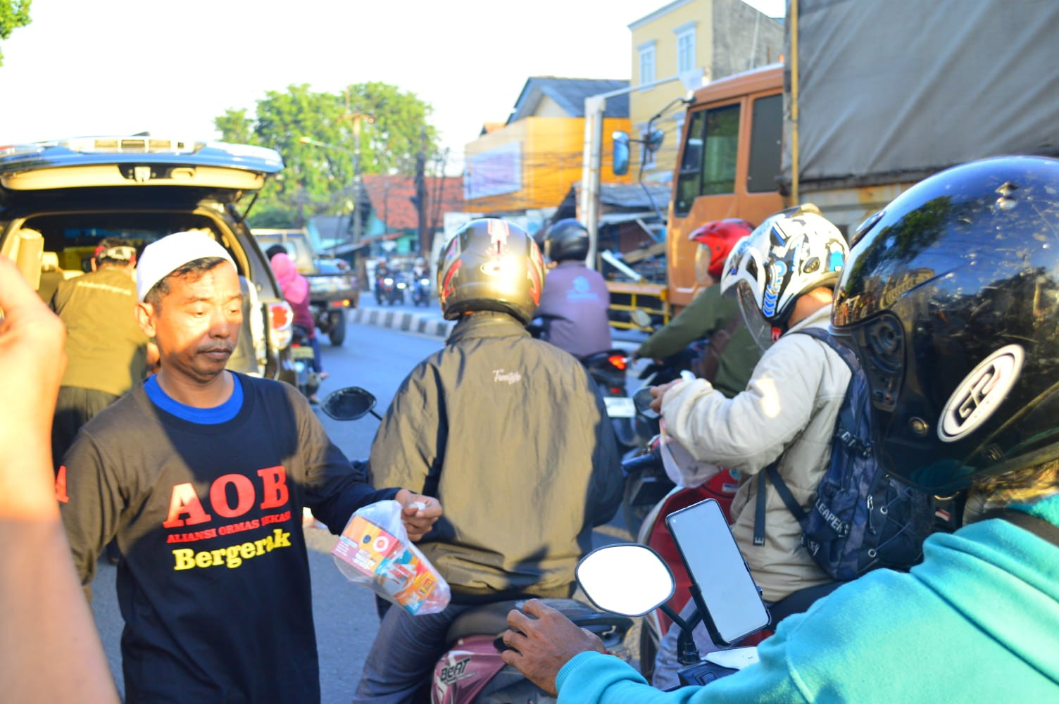 AOB Bersama Jajaran Polsek Tambun Selatan Berbagi Takjil di Jl. Sultan Hassanudin