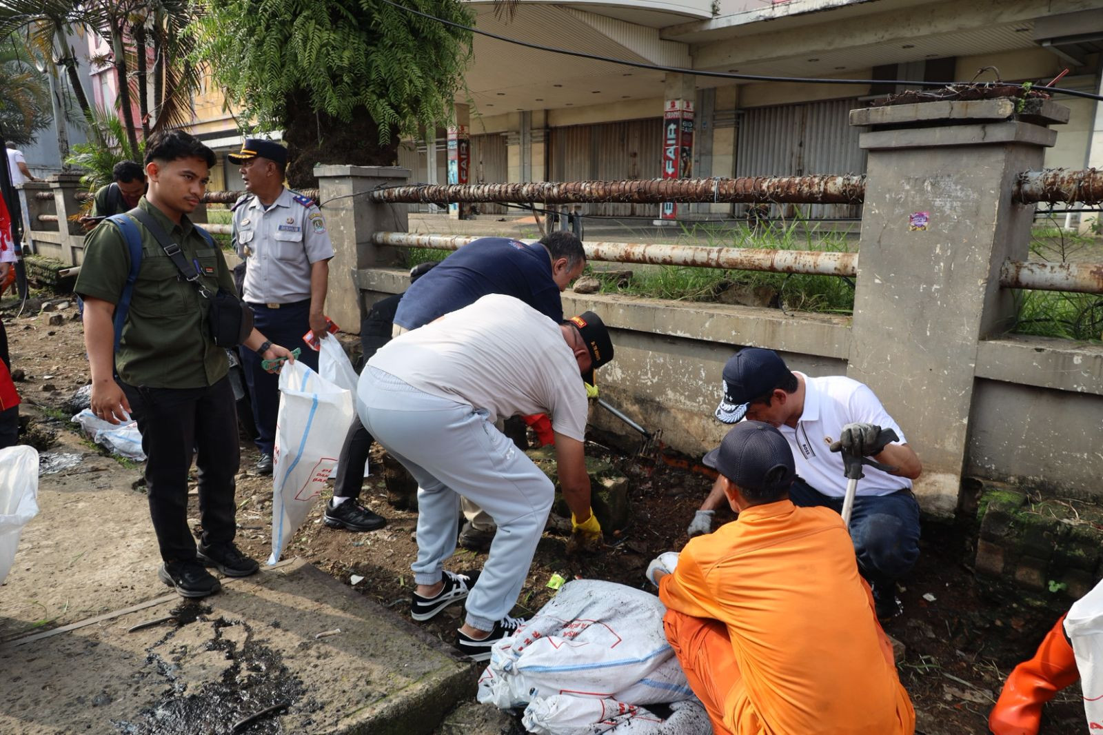 Menteri Lingkungan Hidup dan Wali Kota Bekasi Pimpin Aksi Korve, Benahi Kawasan Juanda–Pasar Baru