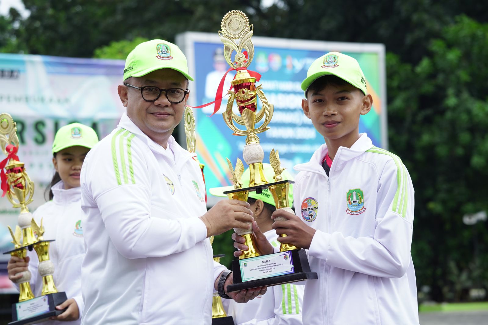 Pj. Wali Kota Bekasi Gani Muhamad Beri Penghargaan dan Apresiasi Atlet Berprestasi di Haornas ke-41