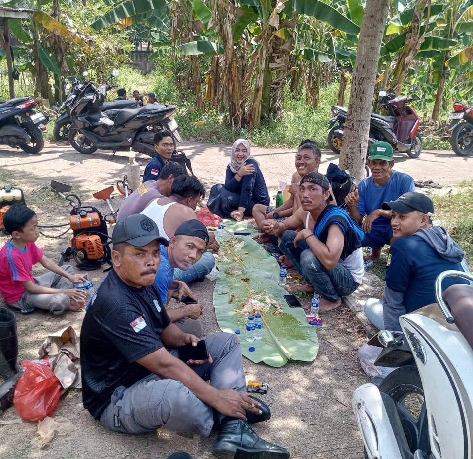 Bersihkan TPU Jati Andan, Kades Lambangsari Hidupkan Kembali Semangat Gotong Royong