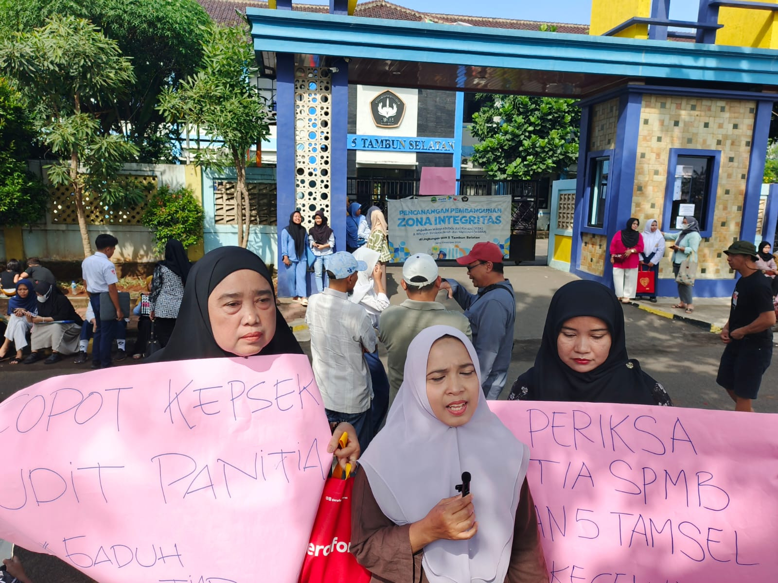 Warga Protes PPDB SMAN 5 Tambun Selatan: Dugaan Manipulasi Titik Koordinat Picu Aksi Emak-Emak