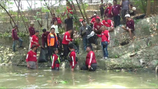 Komunitas Rehab Kali Cikarang Edukasi Anak - anak Bersihkan Sampah dan Tanam Bibit Benih Ikan di Kali Cikarang