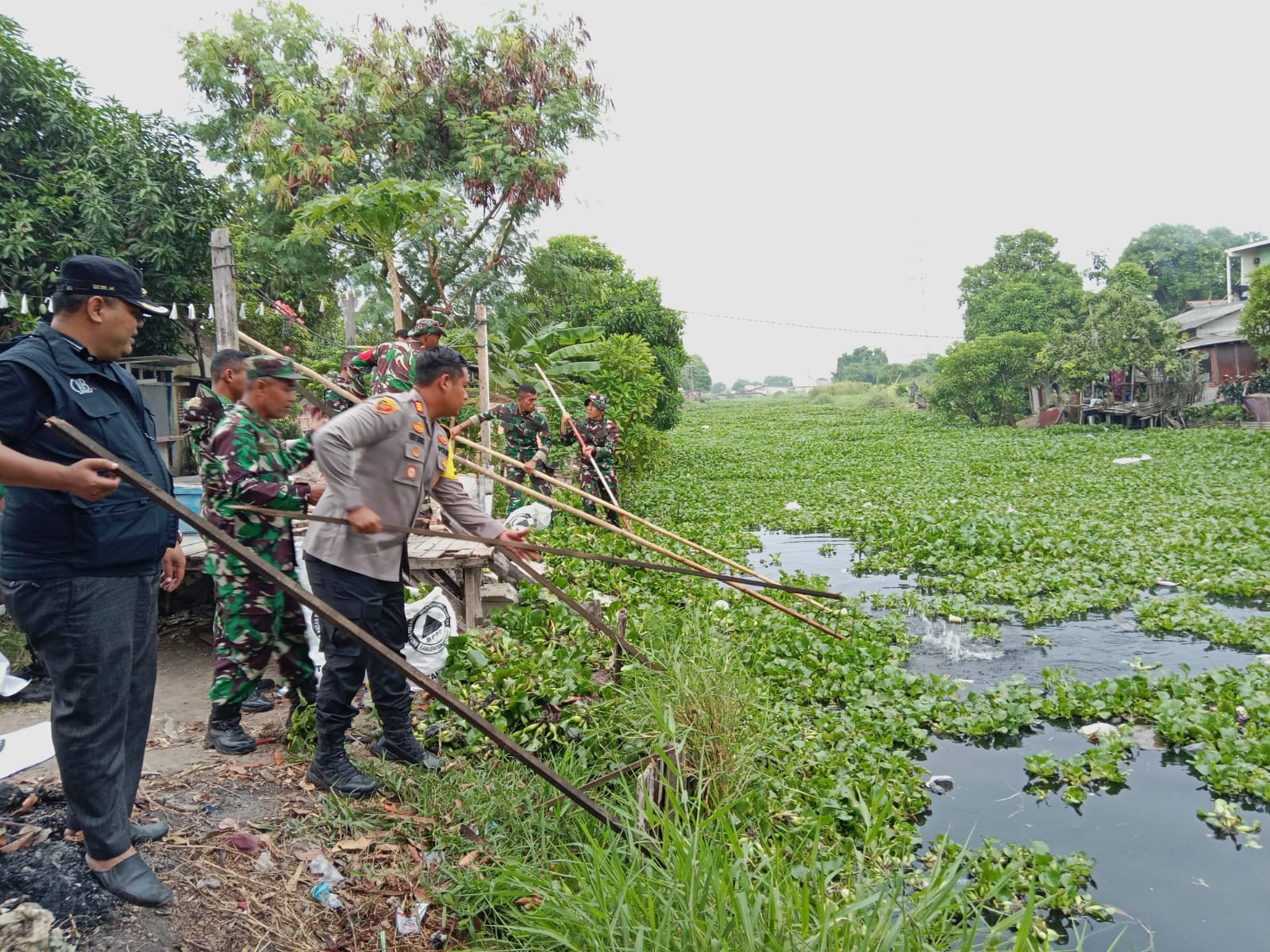 Gotong Royong 2000 Warga Tarumajaya Bersihkan Sampah Kali Blancong