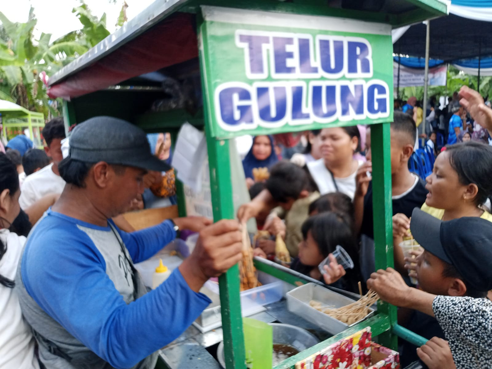 Pedagang Keliling Mendapat Berkah Kampanye, Doakan Paslon 'Botak Peci' Menang