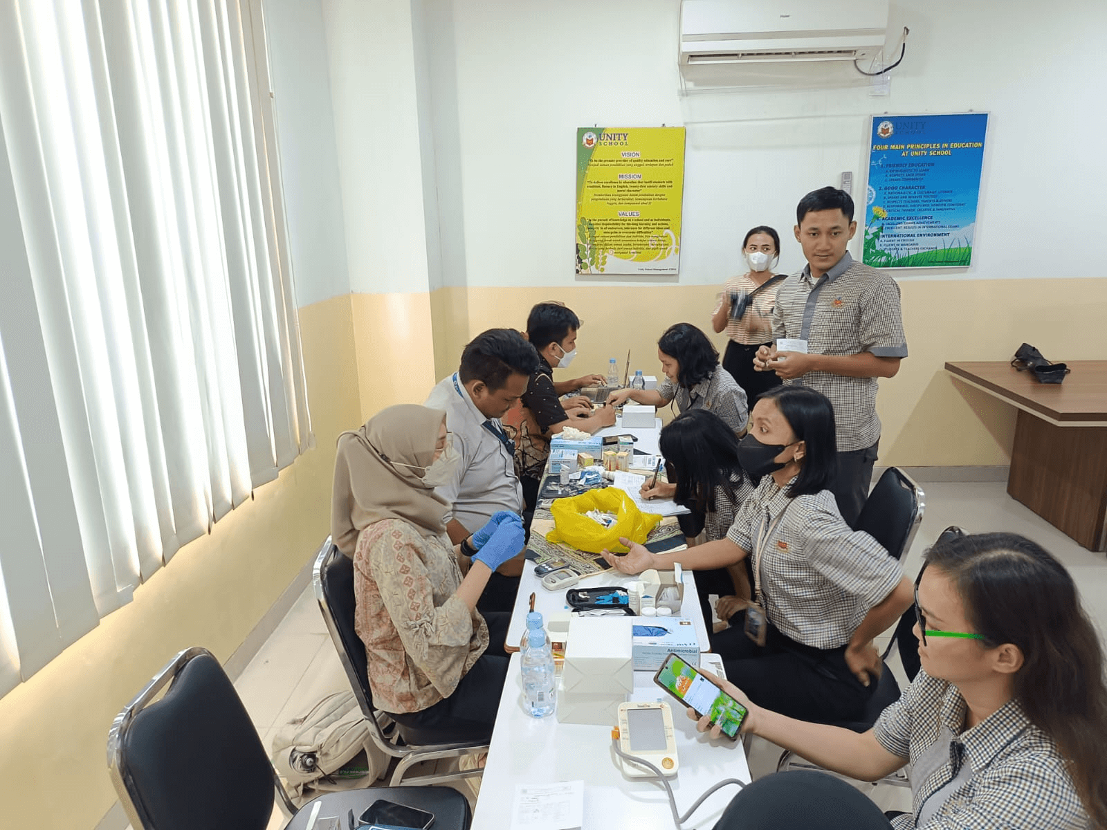 Hari Guru Nasional, Puskesmas Jaka Setia Skrining PTM di Unity School