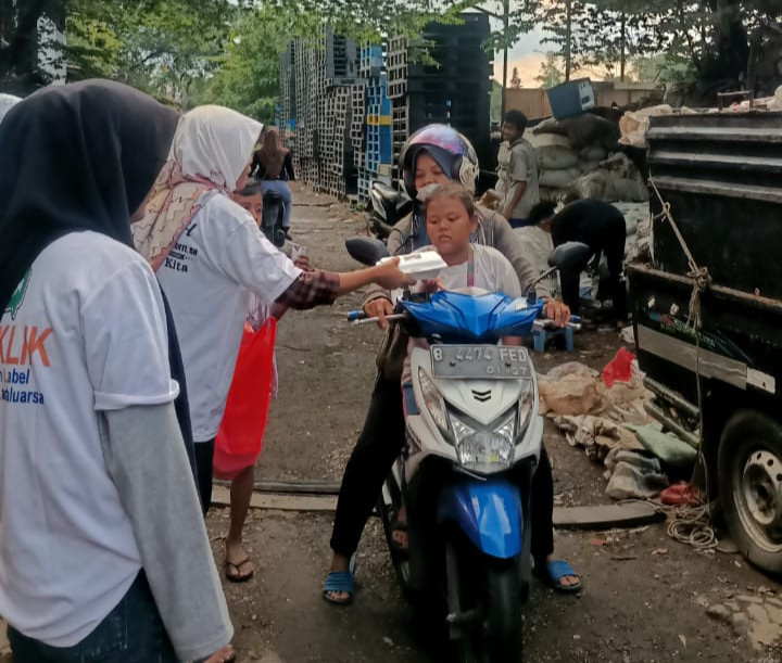 Jumat Berkah, Gerindra Ranting Lambangsari Bagikan 150 Boks Nasi Kotak