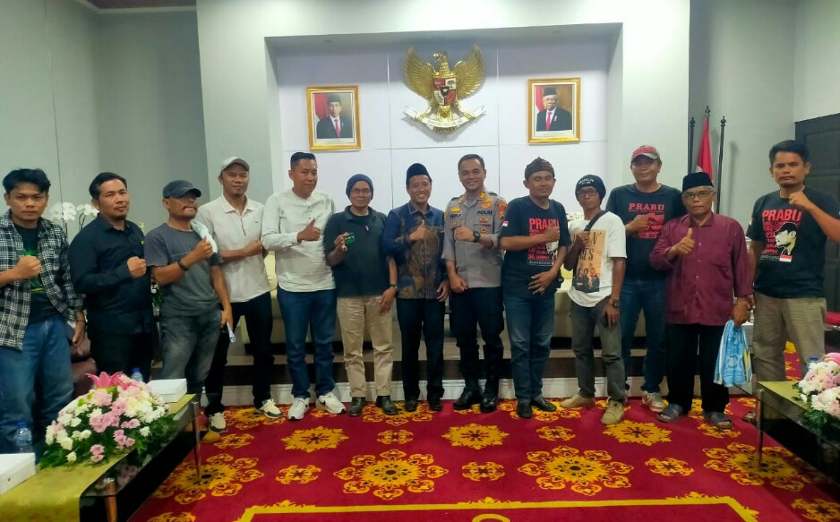 Hari Pertama Bertugas sebagai Ketua DPRD Kab. Bekasi Sementara, Muhtada Terima Pendemo dari Burangkeng