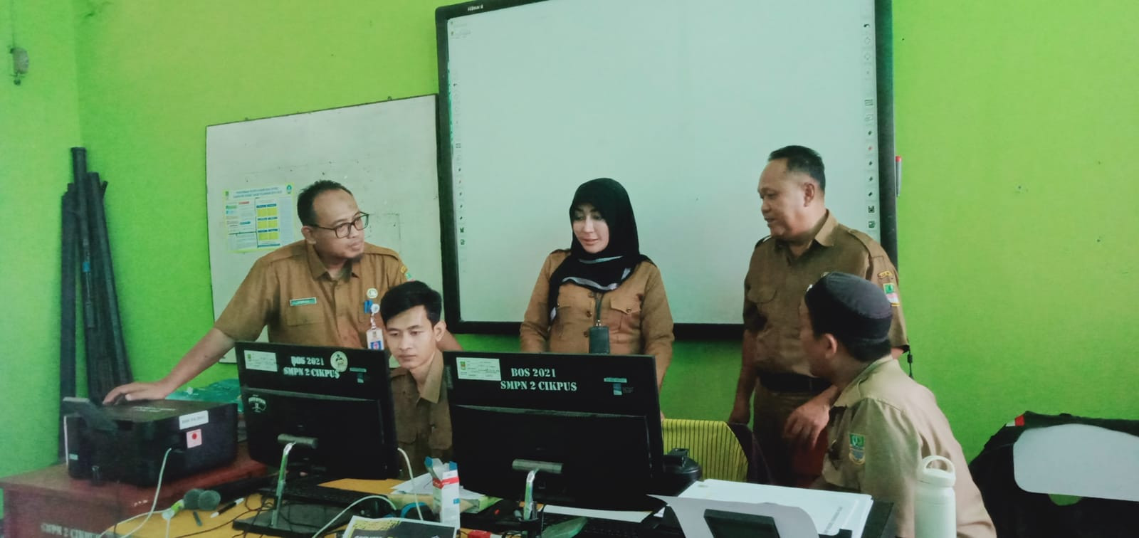 Disdik Kab. Bekasi Pantau Pelaksanaan PPDB Online Jalur Prestasi di SMPN 2 Cikarang Pusat