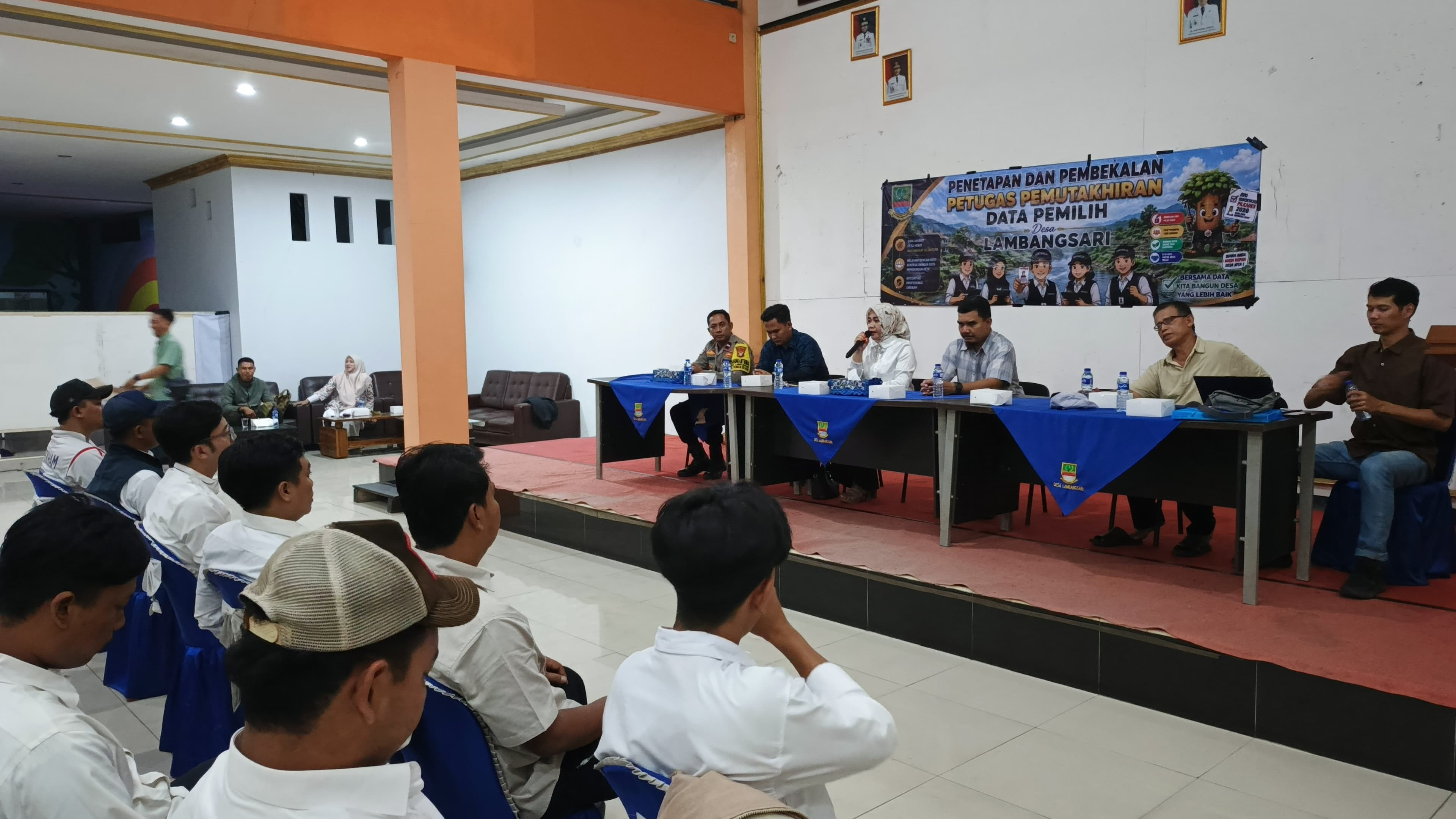 Pipit Haryanti Tekankan Pentingnya Akurasi Data Pemilih, 21 Petugas Pilkades Lambangsari Resmi Dikukuhkan