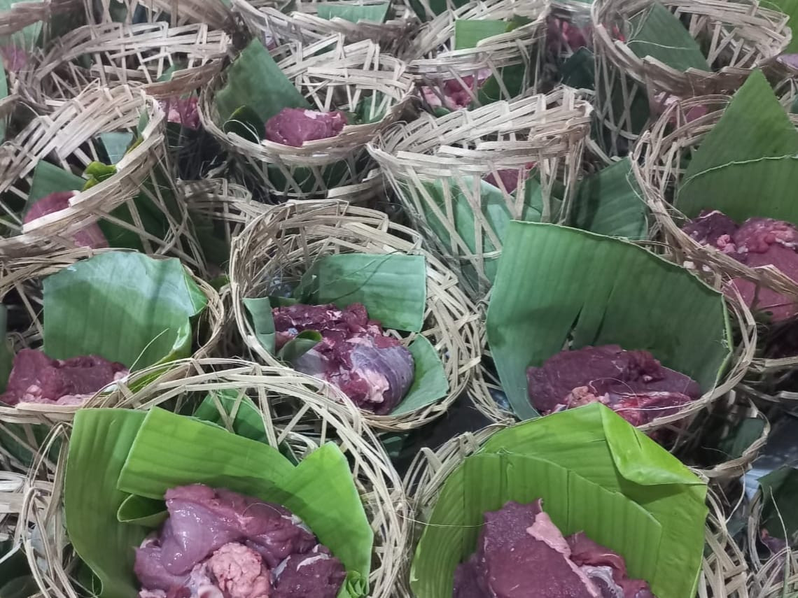 Agar Ramah Lingkungan, Warga RW 058 Desa Sumberjaya Bungkus Daging Kurban Menggunakan Bongsang