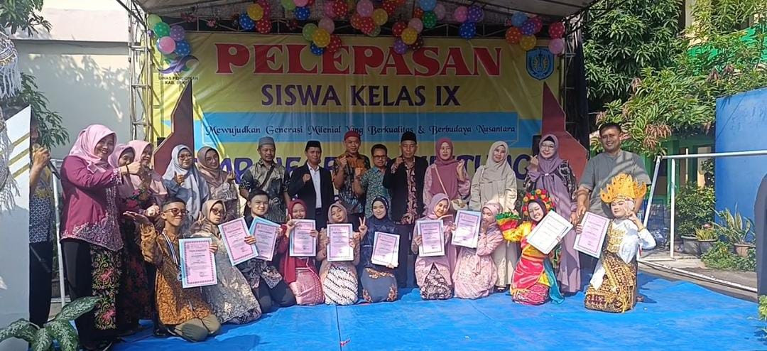 Pelepasan 421 Siswa SMP Negeri 2 Cibitung: Lulus 100%