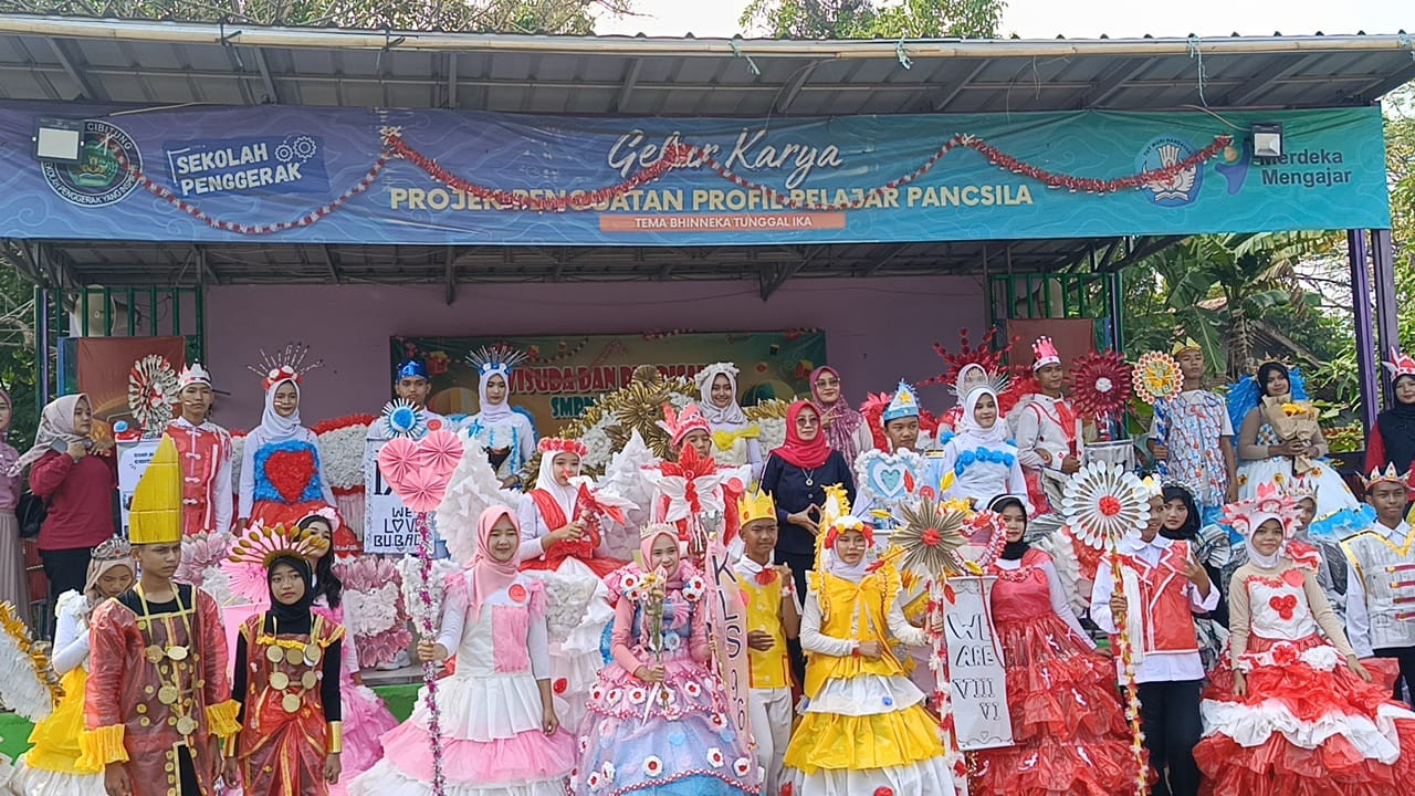 SMP Negeri 04 Cibitung Memeriahkan Perayaan dengan Lomba Fashion Show Busana Daur Ulang dan Nasi Tumpeng