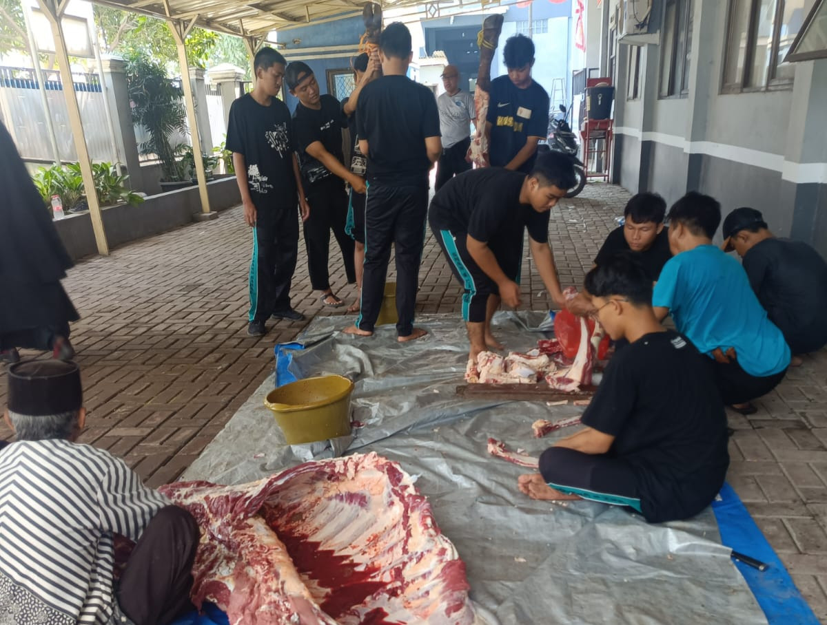 Berbagi Berkah Idul Adha, SMAN 1 Cikarang Barat Laksanakan Pemotongan Hewan Qurban