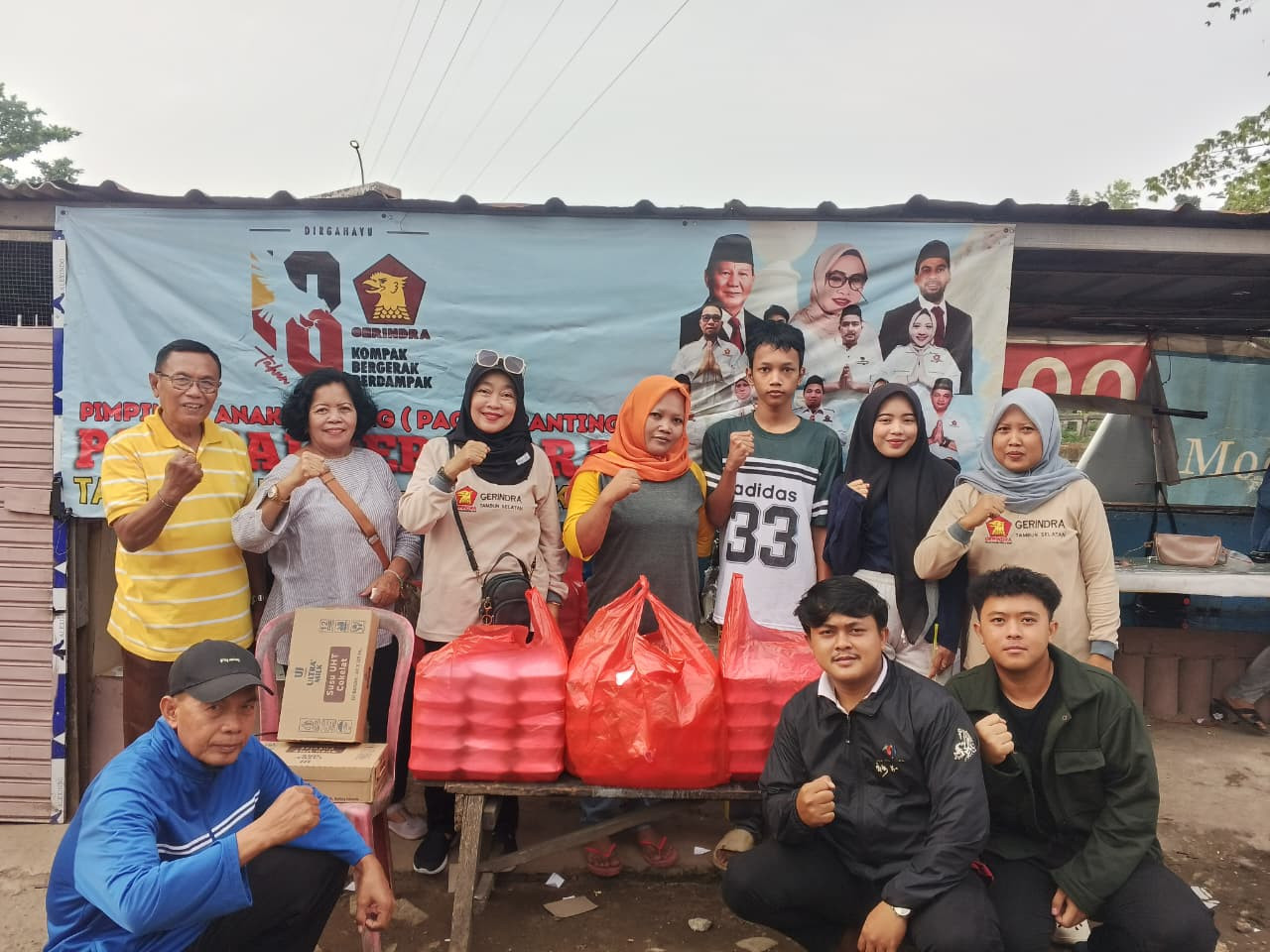 Gerindra Tambun Selatan Konsisten Gelar Jumat Berkah: Bagikan 200 Boks Makanan dan Susu ke Warga di Lambangsari