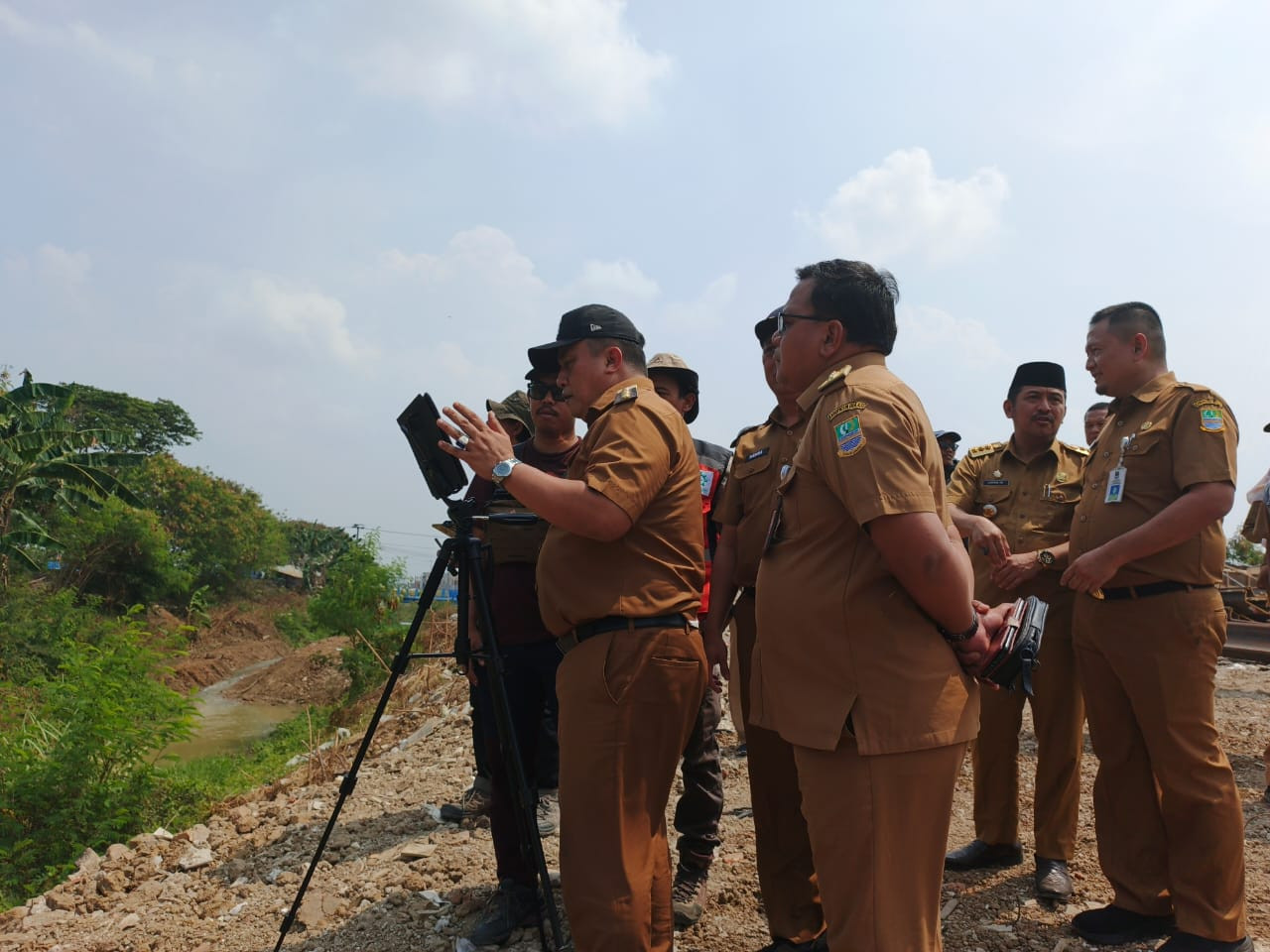 Pj. Bupati Bekasi Tinjau Lokasi Tanggul Jebol di SS Bulak Mangga