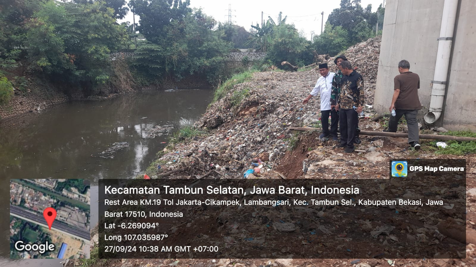 Turap Kali Cijambe di Bawah Tiang Kereta Cepat Longsor