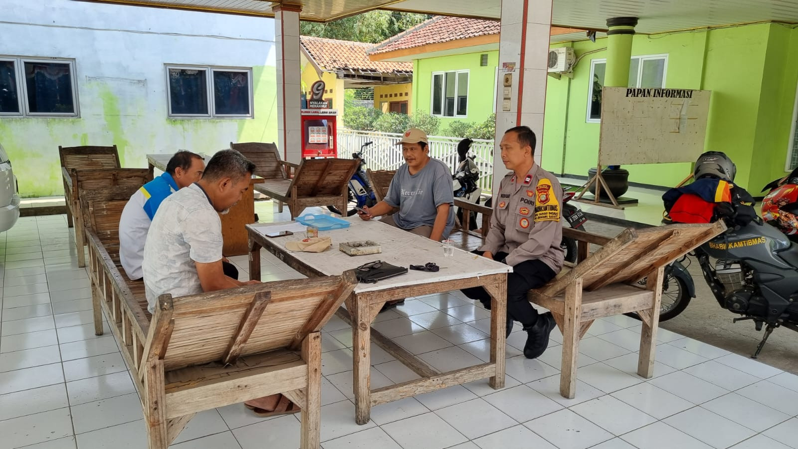 Bhabinkamtibmas Lakukan Kunjungan dan Sapa Warga dalam Rangka Harkamtibmas di Wilayah Desa Danau Indah