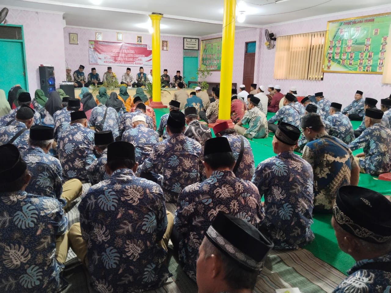 Anggota Polsek Cikarang Barat Hadiri Rapat Minggon dan Zikir Bersama di Kantor Desa Telaga Murni