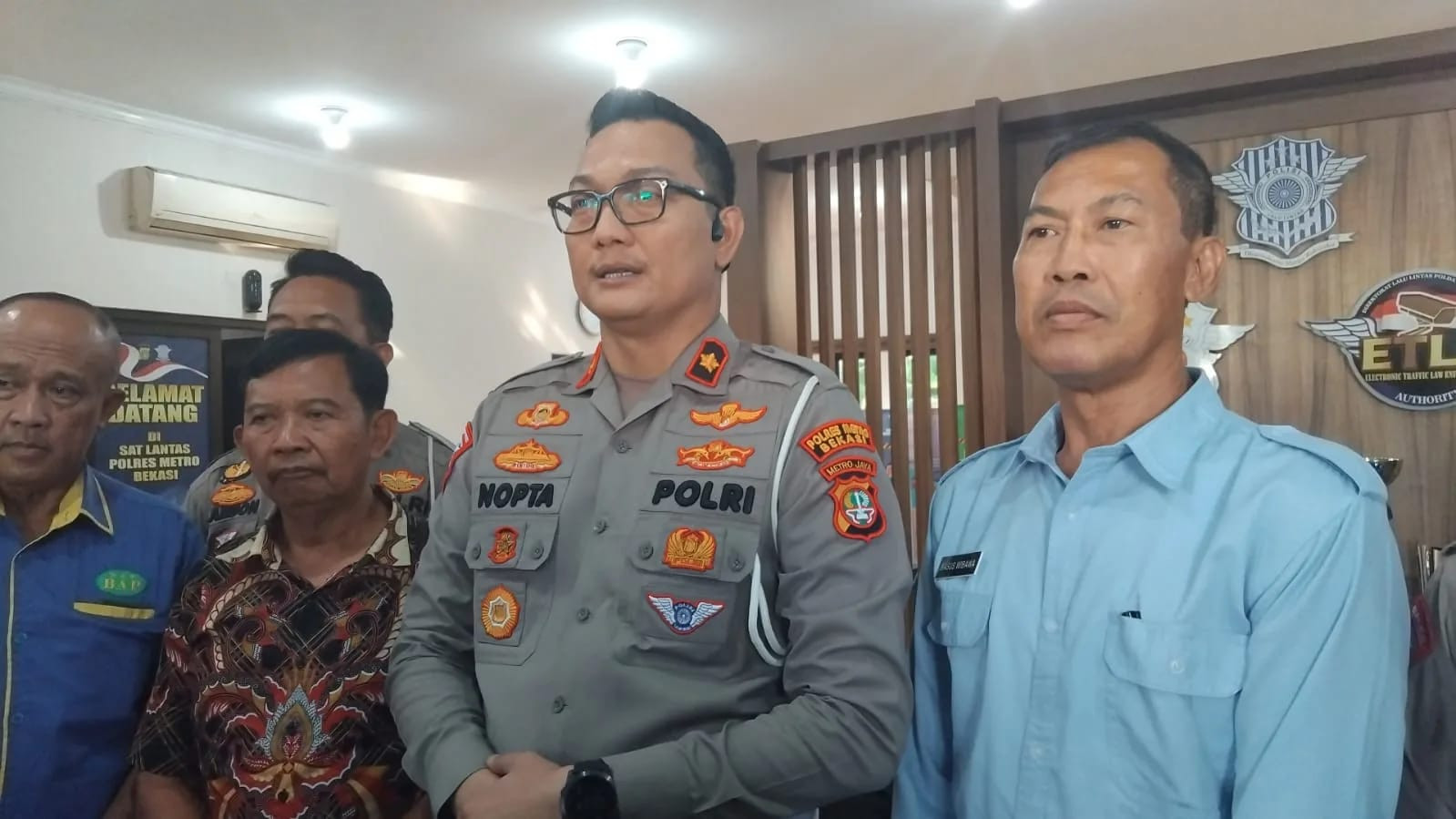 Viral Polisi Tilang Sopir Parkir Truk di Kawasan Jababeka, Kasat Lantas Polres Metro Bekasi Angkat Bicara