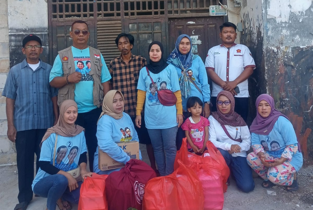 Jumat Berkah, PAC Gerindra Tambun Selatan Bagikan Bagikan Nasi Kotak dan Susu di RW. 05 Desa Mangunjaya