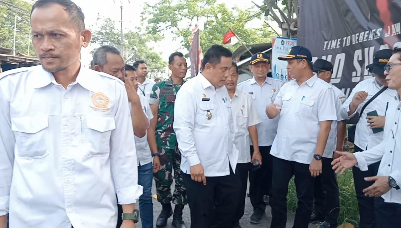 Tinjau Akses Jalan Raya Pelaukan, Pj. Bupati Bekasi Janji Bakal Alokasikan Perbaikan pada ABT 2024