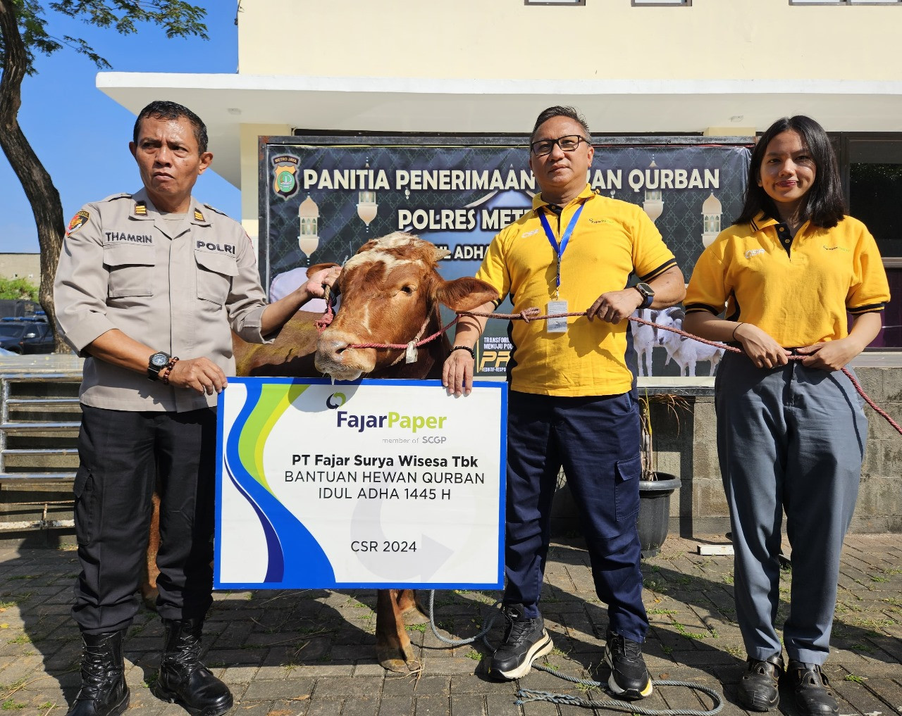 Rayakan Idul Adha 1445 H, FajarPaper Bagikan Seratus Hewan Kurban