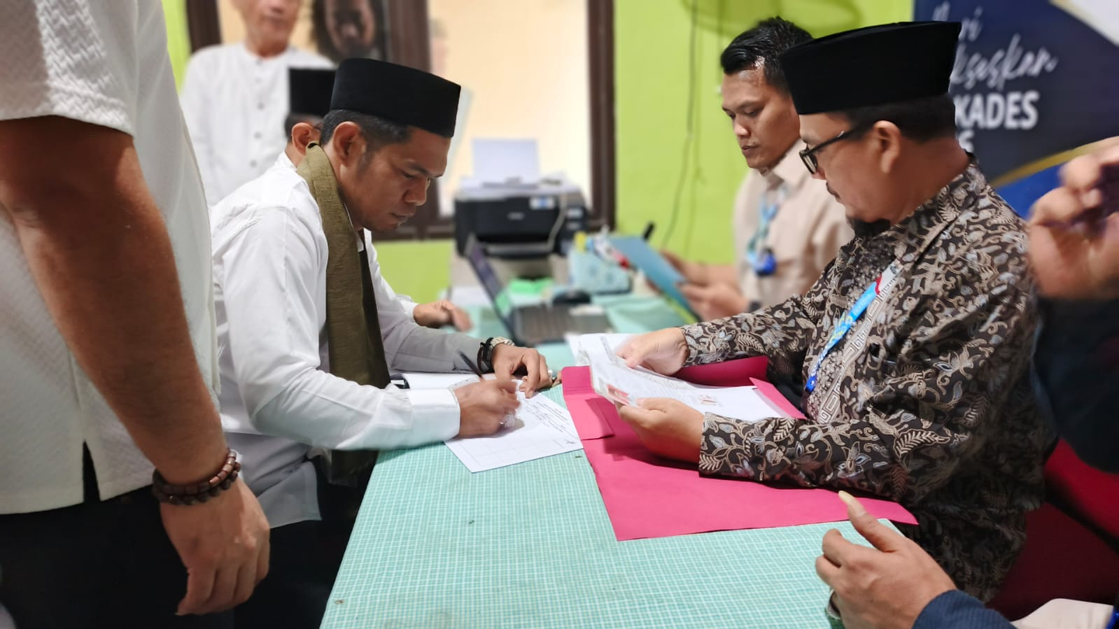 Diantar Ratusan Pendukung, Emin Suryana Resmi Daftar Pilkades Tamanrahayu Usung Semangat 'Manjur'