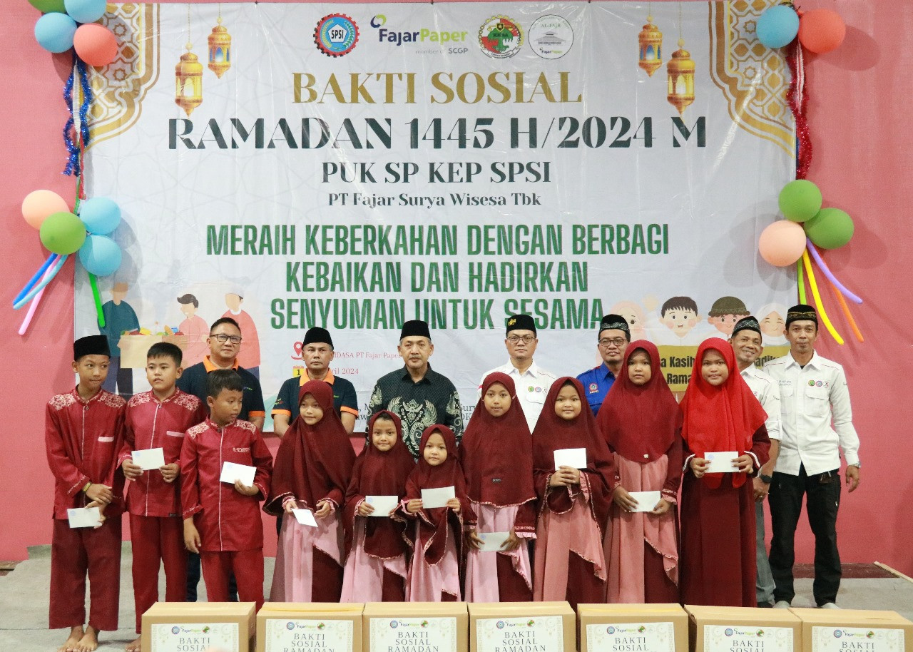 Berbagi Berkah Idul Fitri, FajarPaper Salurkan Zakat kepada Anak Yatim Piatu dan Warga Desa Kalijaya