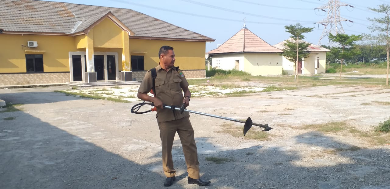 Pemdes Hurip Jaya Giat Bebersih Lingkungan Kantor Desa