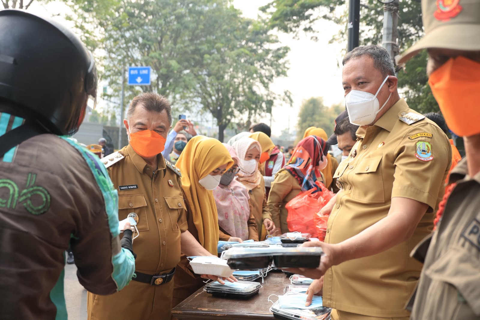 Abu Vulkanik Anak Krakatau Mengarah ke Bekasi, Tri Adhianto Bagikan Masker Bersama Makanan dalam Selasa Ceria