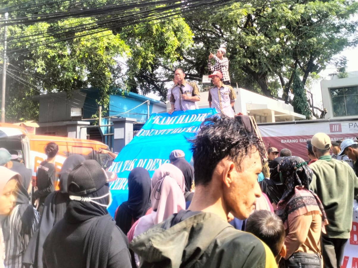 Buntut PHK 9 Pekerjanya, Ribuan Warga Pejuang Blokade Pintu Masuk PT. PAS