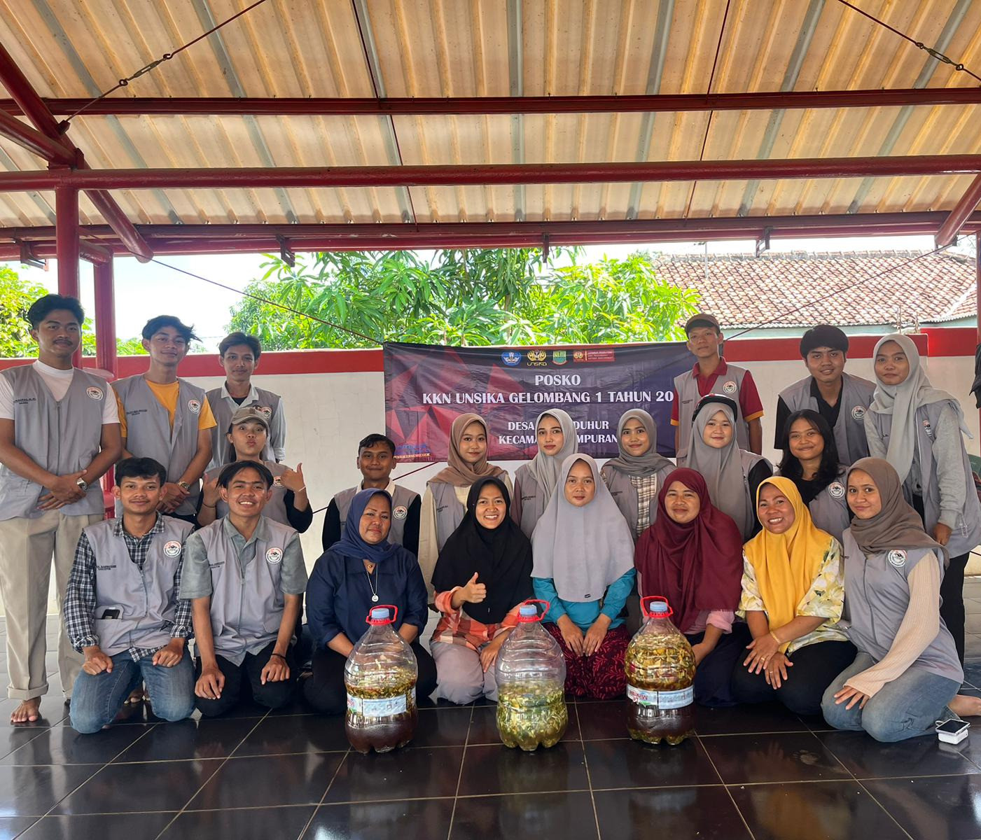 Program Mahasiswa KKN UNSIKA Workshop Eco-Enzyme di desa Lemahduhur