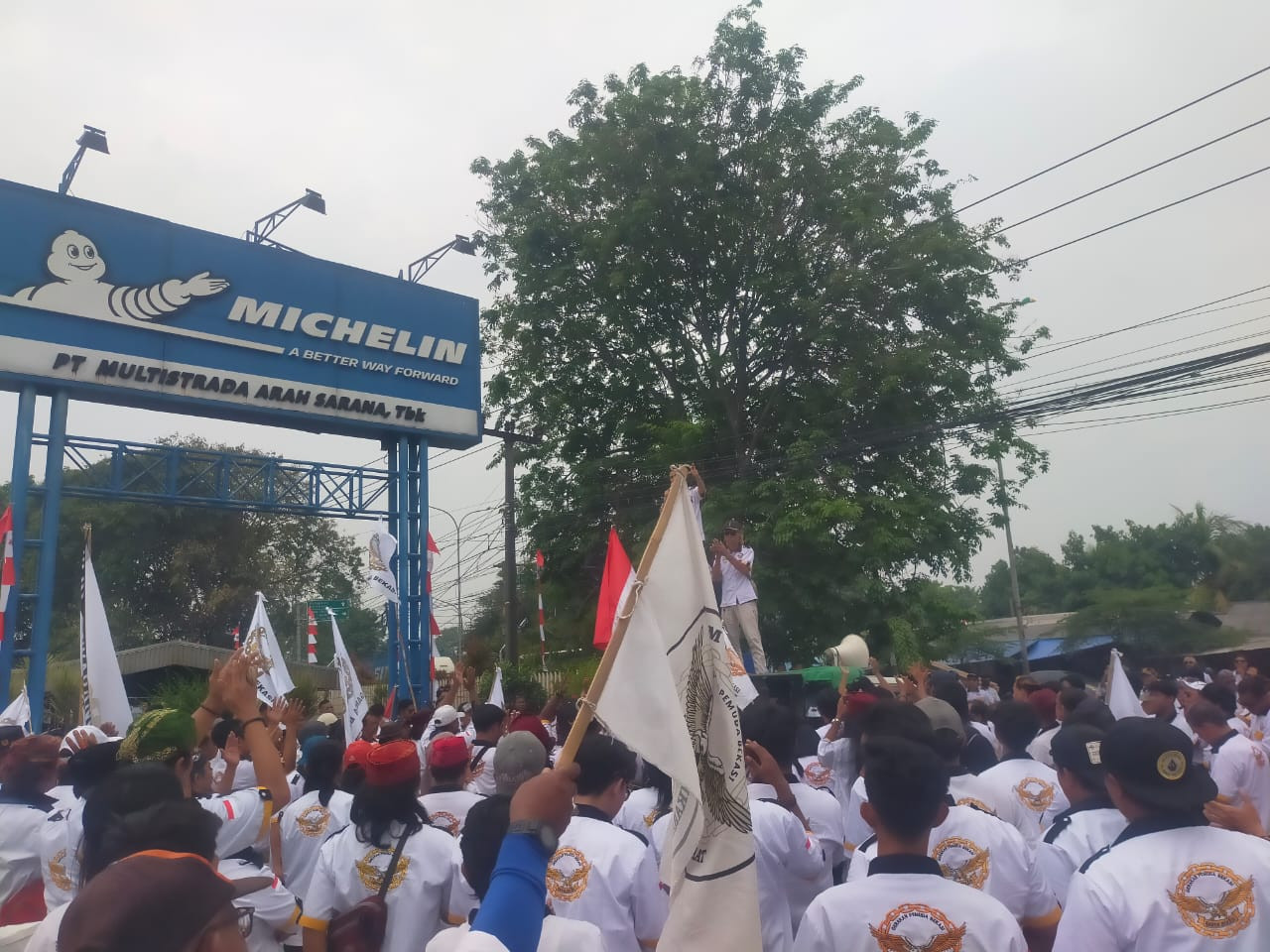 Gelar Aksi di Depan Pabrik Ban Michelin, LSM Garda Bekasi Tuntut Kerjasama Pengelolaan Limbah