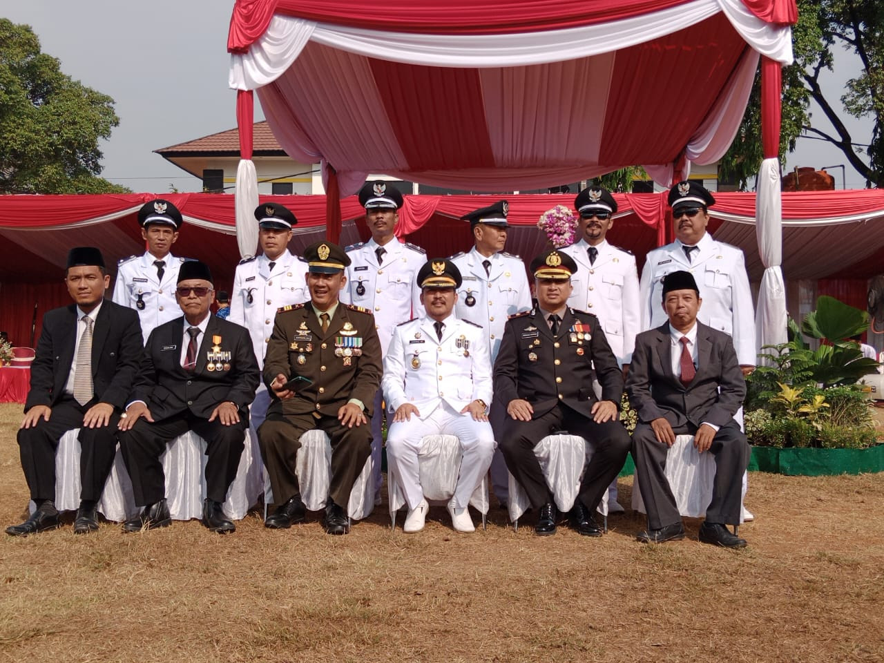 Hadiri Upacara Bendera HUT RI Ke -79, Kapolsek Cikarang Barat Kompol Gurnald Patiran Bacakan Teks Pancasila