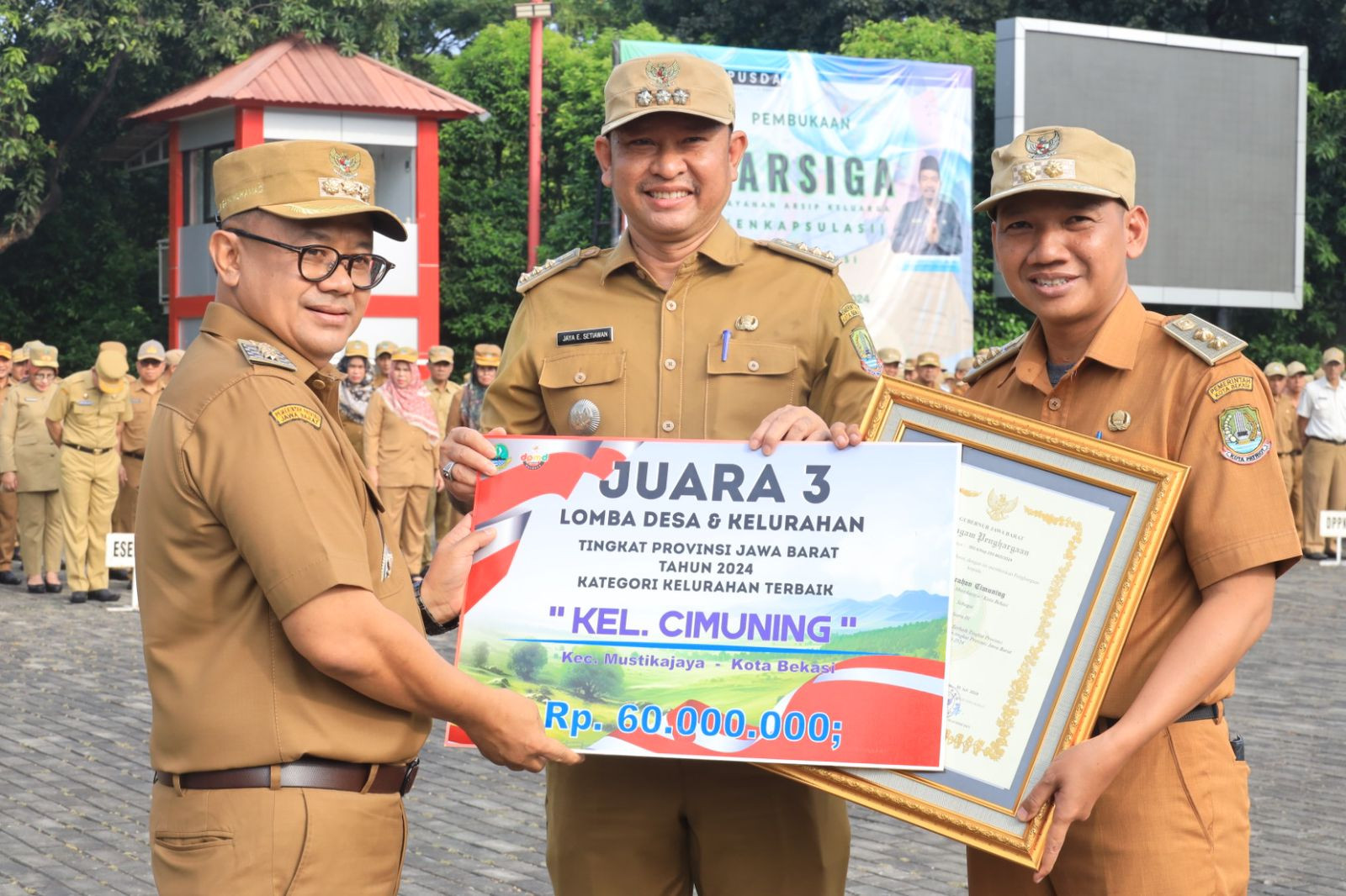 Apel Pagi Pemkot Bekasi Disertai Penyerahan Penghargaan Kinerja Pejabat Daerah dan Prestasi Lainnya Tahun 2024