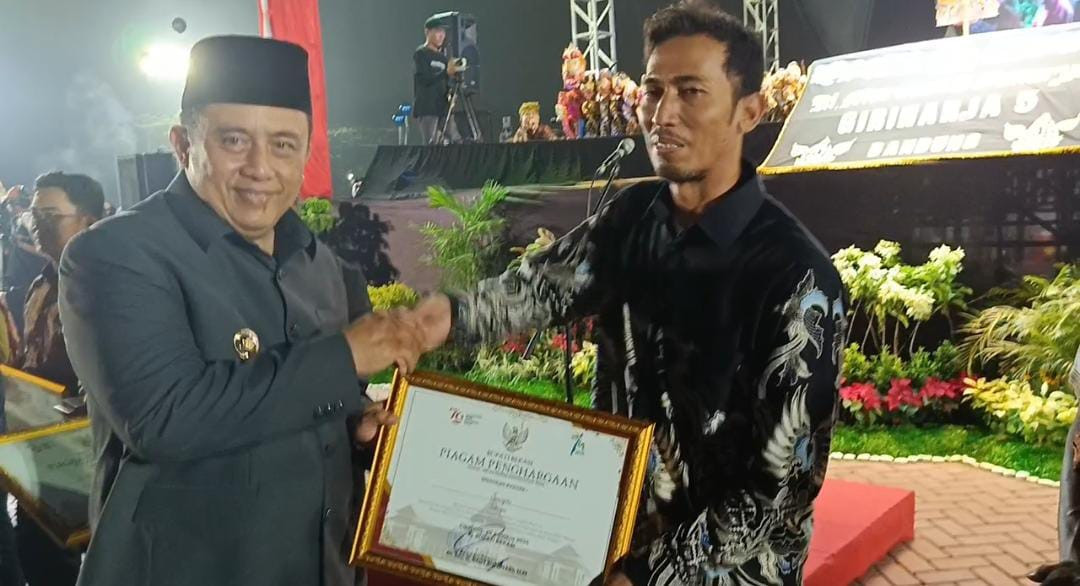 Pemkab Bekasi Berikan Penghargaan Terhadap Pelaku UKM dan Kelompok Nelayan Binaan Dinas Perikanan