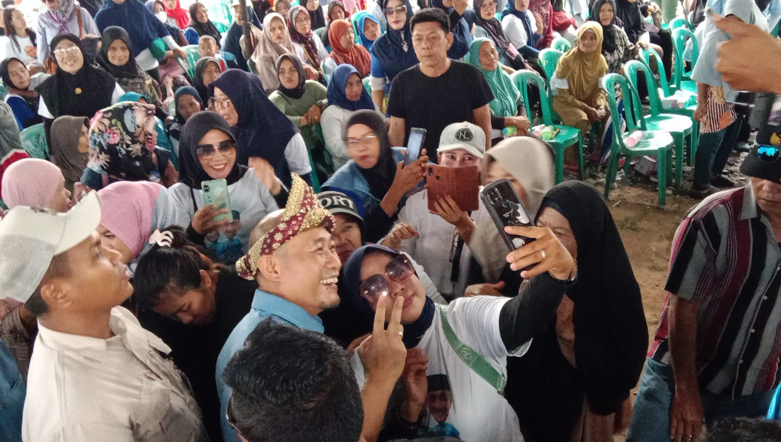 Politik Gembira di Sukajadi: Yoppy Karim dan Rustam Efendi Berdansa Bersama Ratusan Emak-Emak