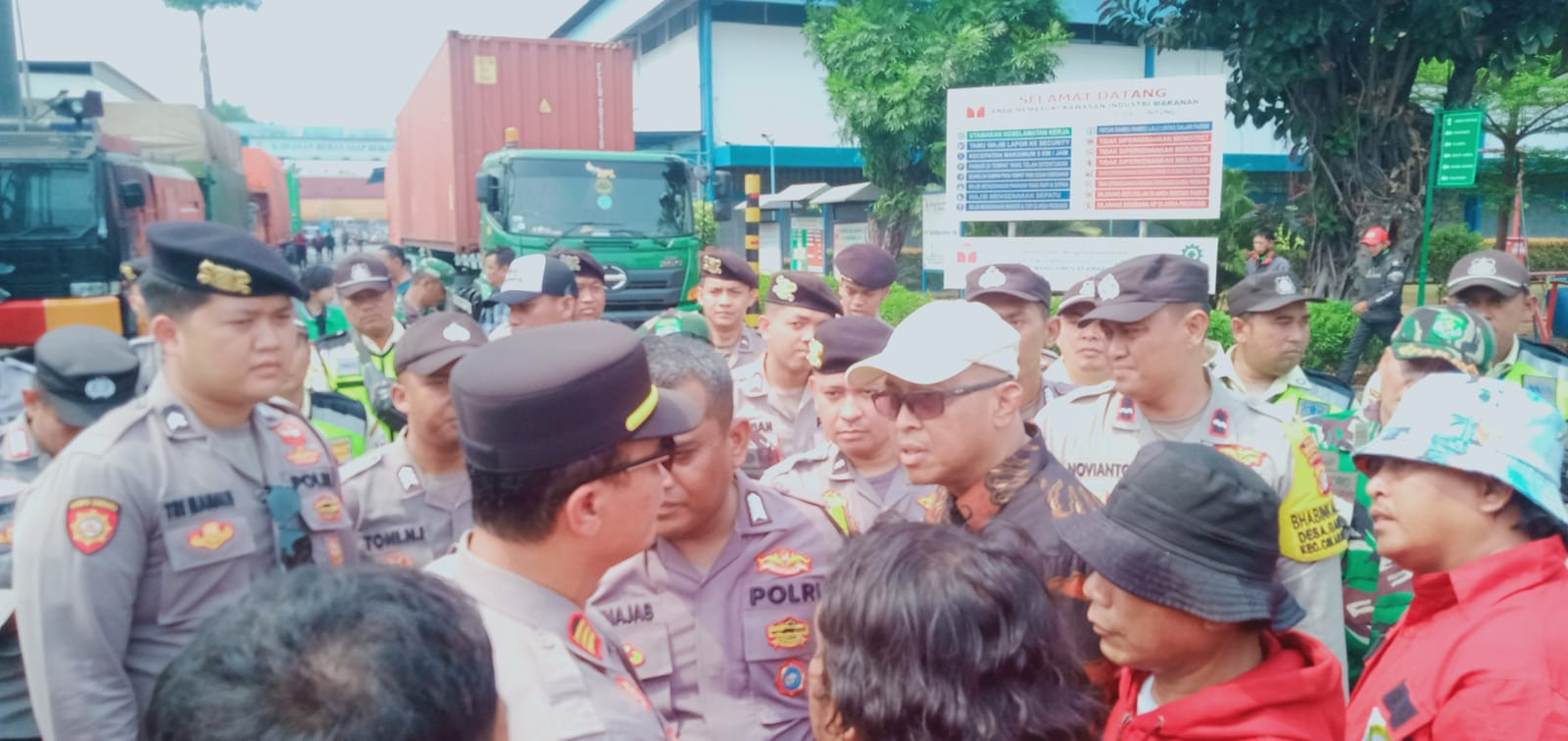 Gelar Aksi di PT Mayora, Masa LSM MPI Tuntut Kesempatan Kerja dan Penyaluran CSR Bagi Warga Bekasi