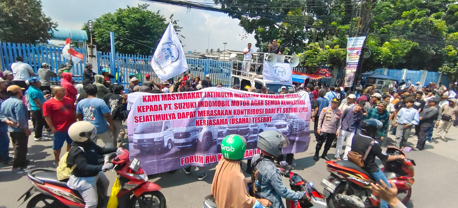 Warga Jatimulya Kembali Suarakan Tuntutan di Depan PT Suzuki