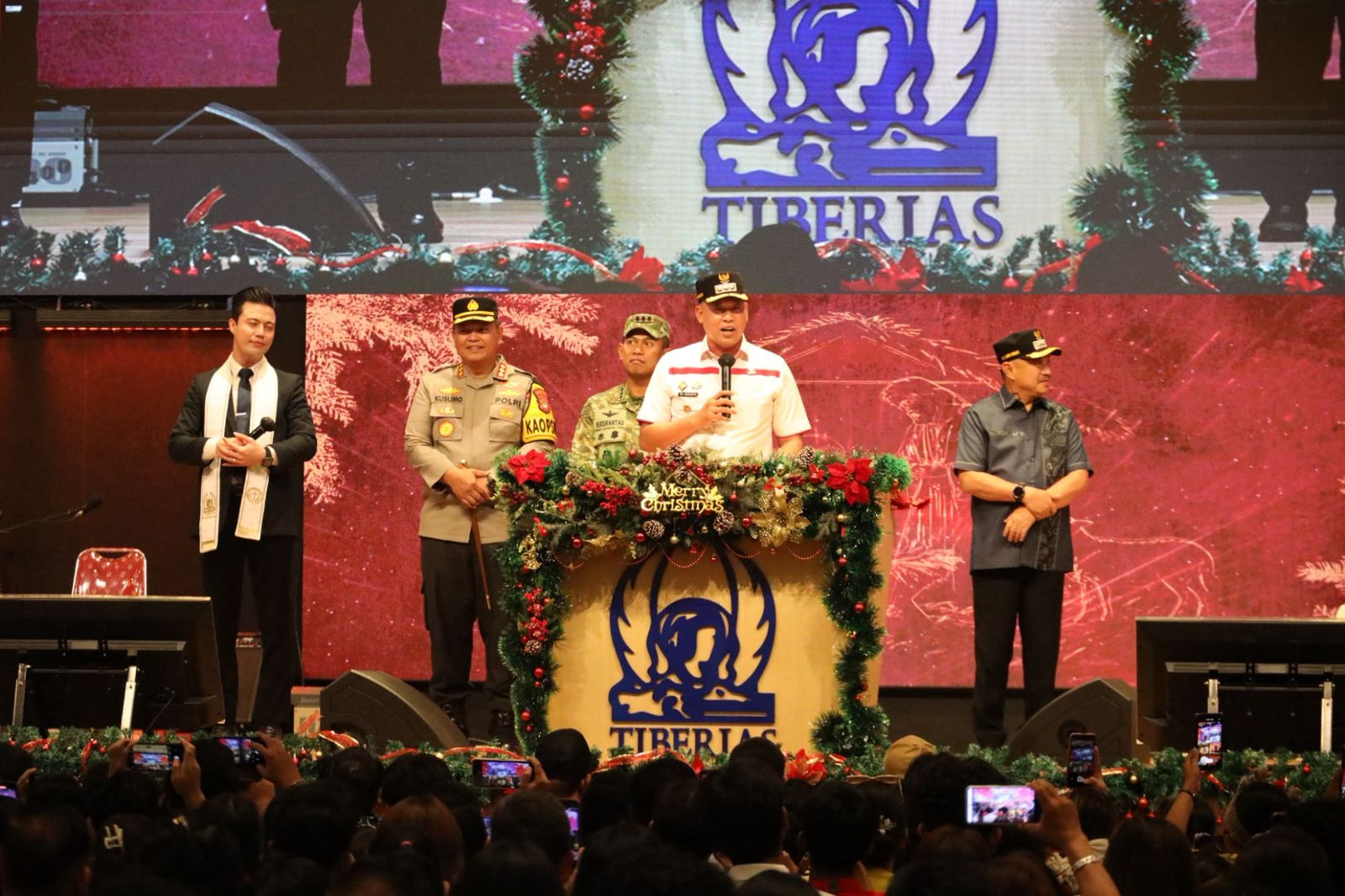 Pantau Posko Nataru dan Ibadah Malam Natal di Pondok Melati, Wali Kota Bekasi Pastikan Keamanan dan Kelancaran Terjaga