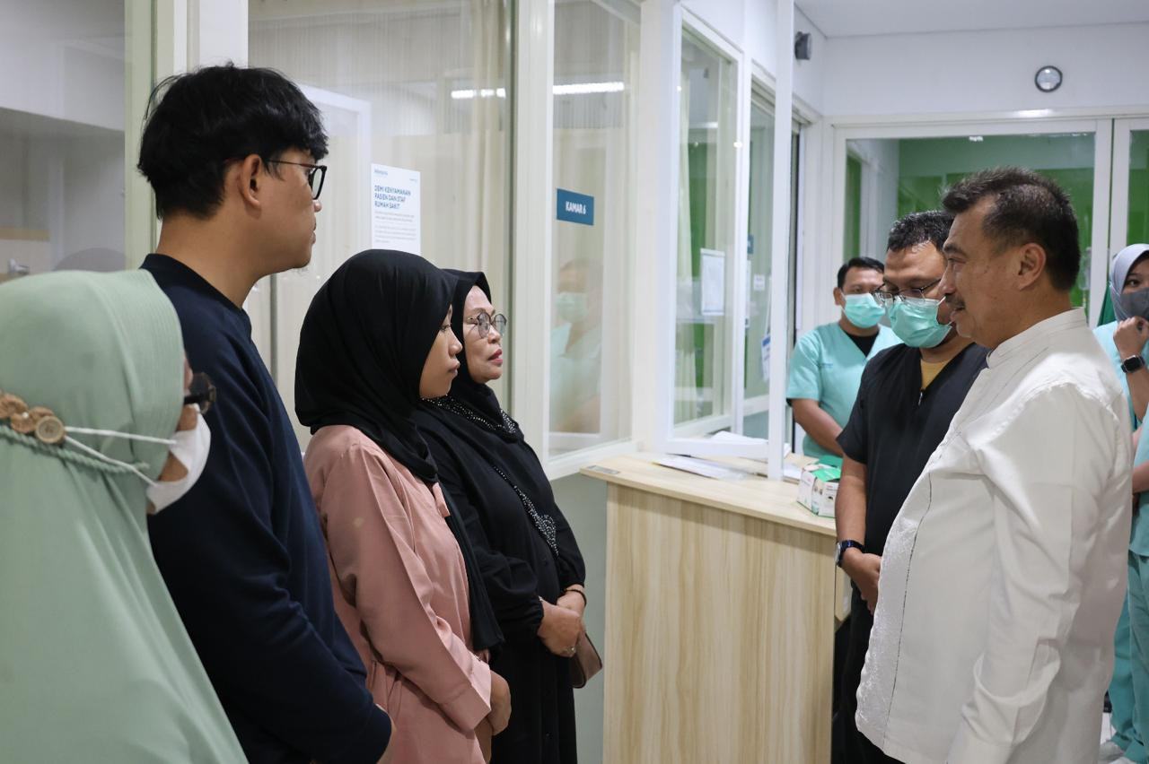 Wawali Bekasi Abdul Harris Bobihoe Jenguk Korban Ledakan Cimuning, Pastikan Perawatan Intensif Optimal