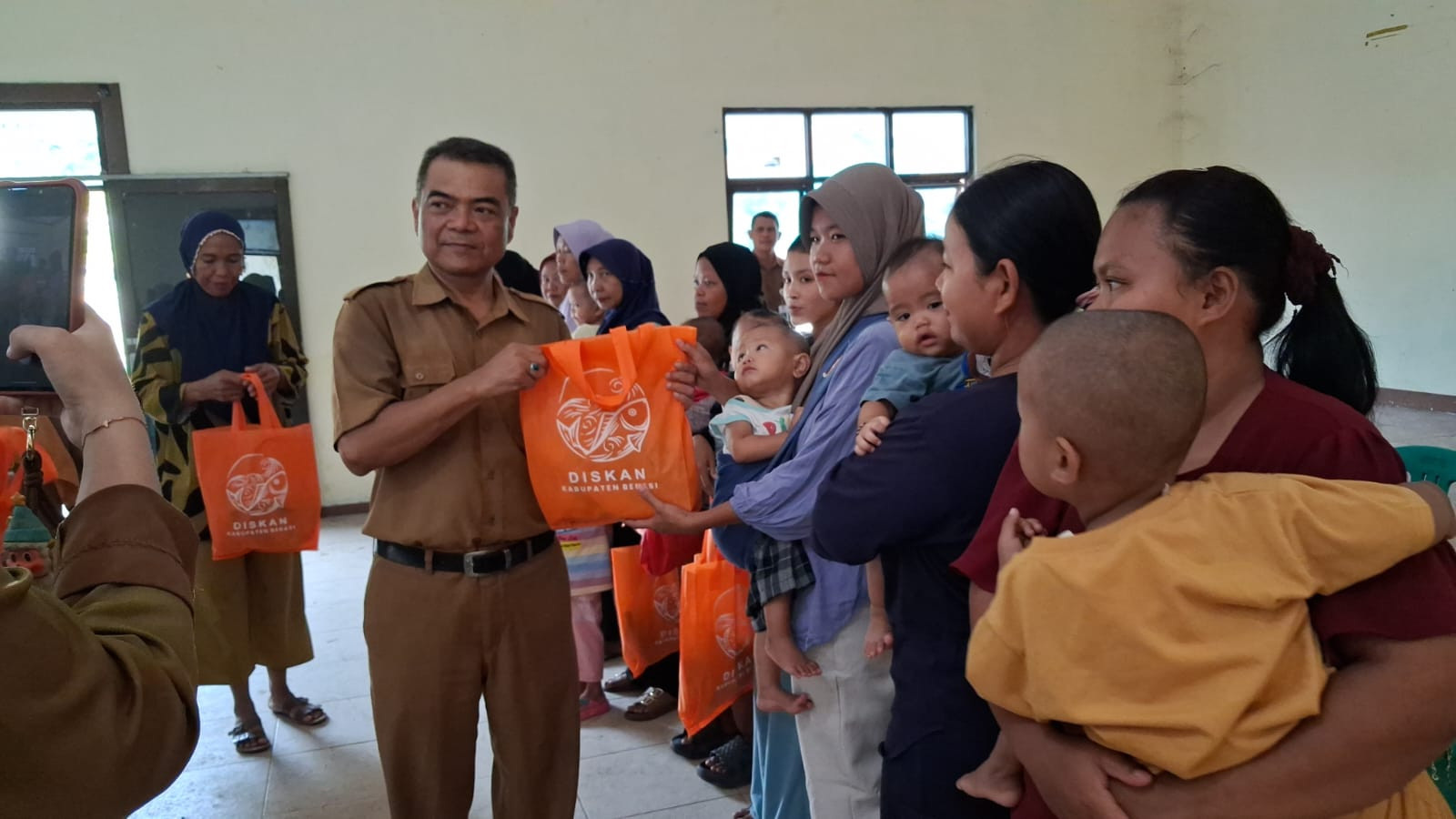 Dinas Perikanan Kabupaten Bekasi Salurkan Ikan Segar kepada 100 Warga untuk Dukung Penurunan Stunting