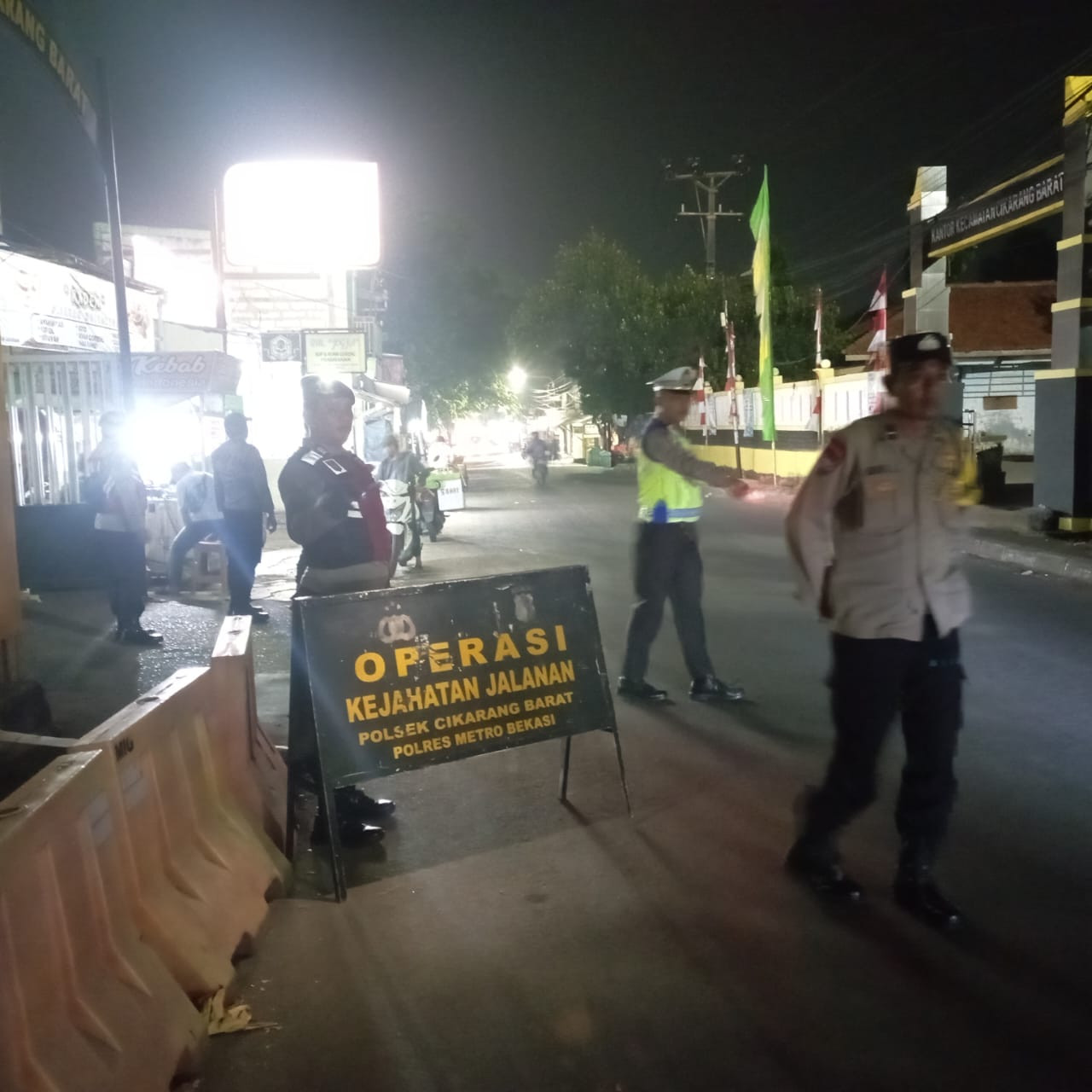 Polsek Cikarang Barat Laksanakan OKJ dan Patroli Biru di Jl. Imam Bonjol