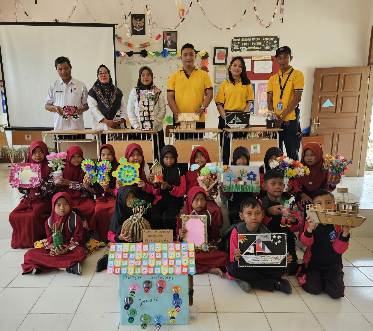 Peringati World Cleanup Day, FajarPaper Adakan Edukasi Pengelolaan Sampah bagi Anak-anak SD di Muara Gembong