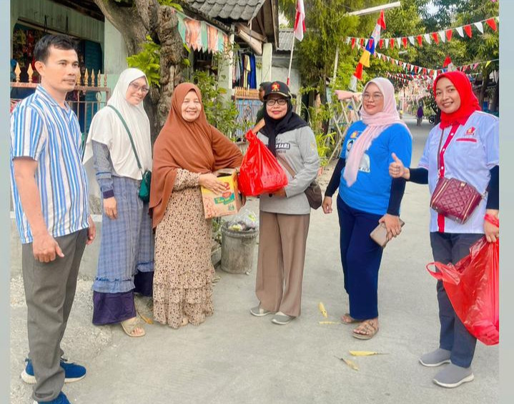 Jumat Berkah, Ranting Gerindra Mekarsari Salurkan Total 400 Paket Nasi dan Susu Kotak di RW 09