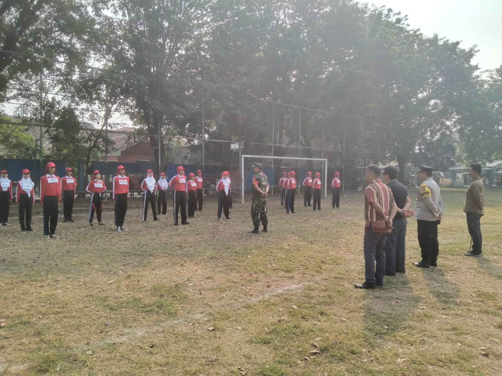 Bhabinkamtibmas Kelurahan Telaga Asih Monitoring Latihan Paskibra di Kecamatan Cikarang Barat