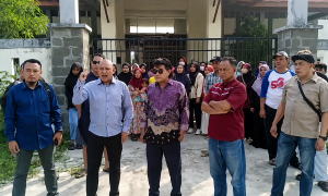 Warga Wanajaya Geruduk SMPN 5 Cibitung, Tolak Pengurangan Rombel: Khawatir Ratusan Calon Siswa Kehilangan Kesempatan Bersekolah